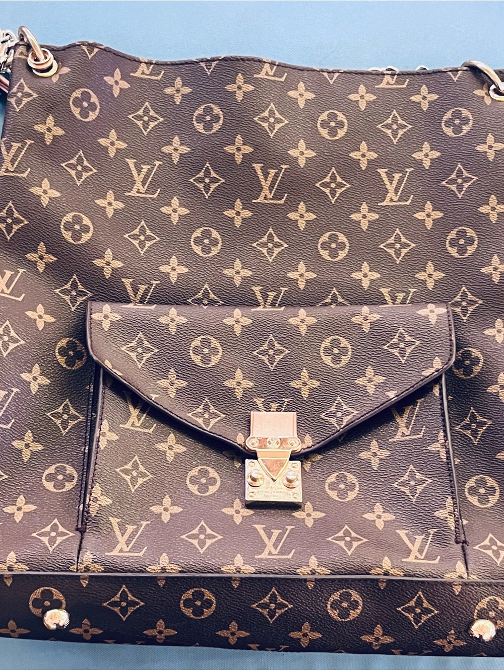 Brown Monogram Canvas with an iconic logo & Shoulder strap. - Picture 11 of 12